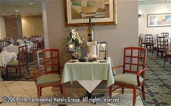 Express & Angeles Airport By Ihg Hotel 3*