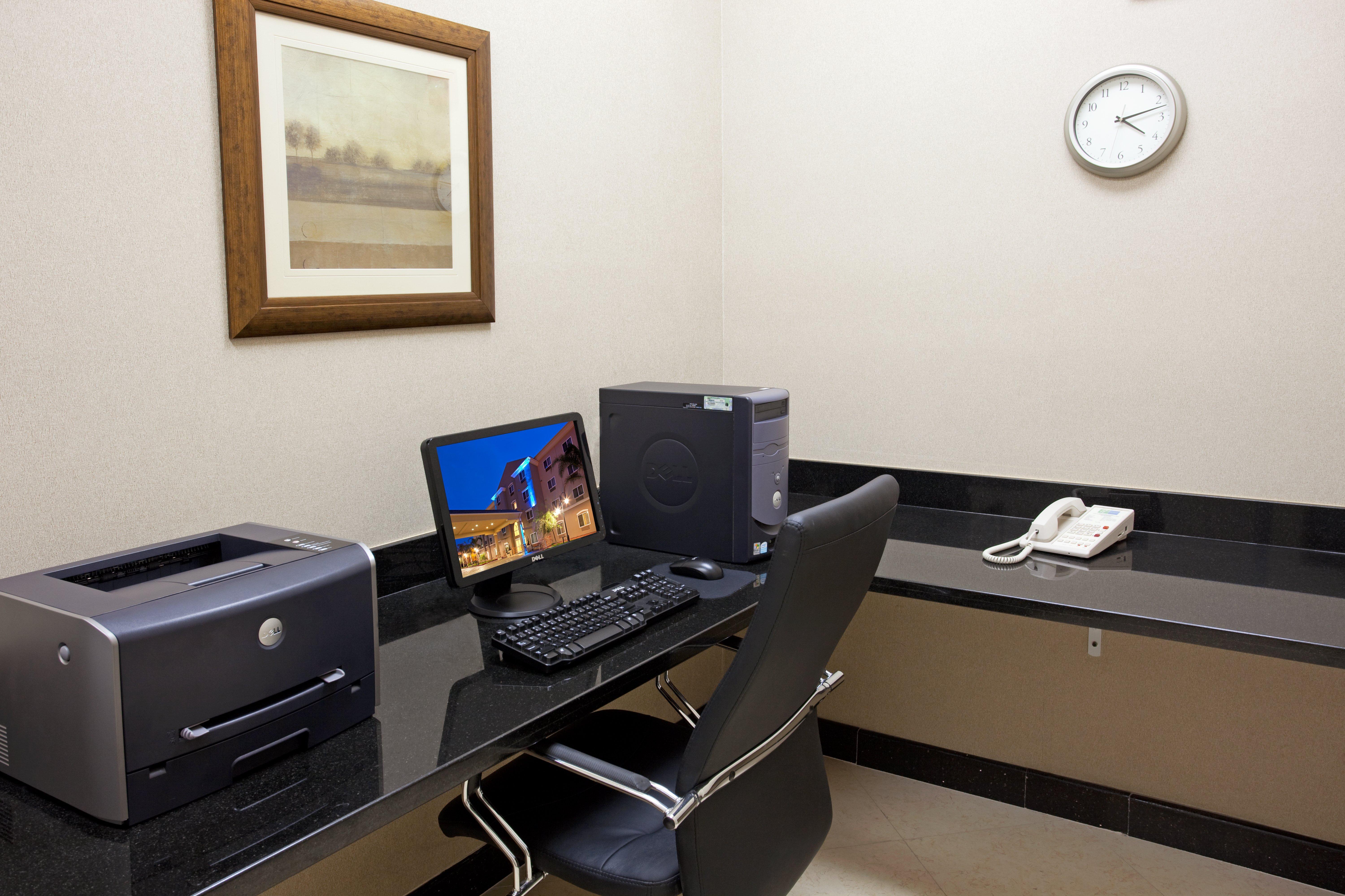 Express & Angeles Airport By Ihg Hotel 3*