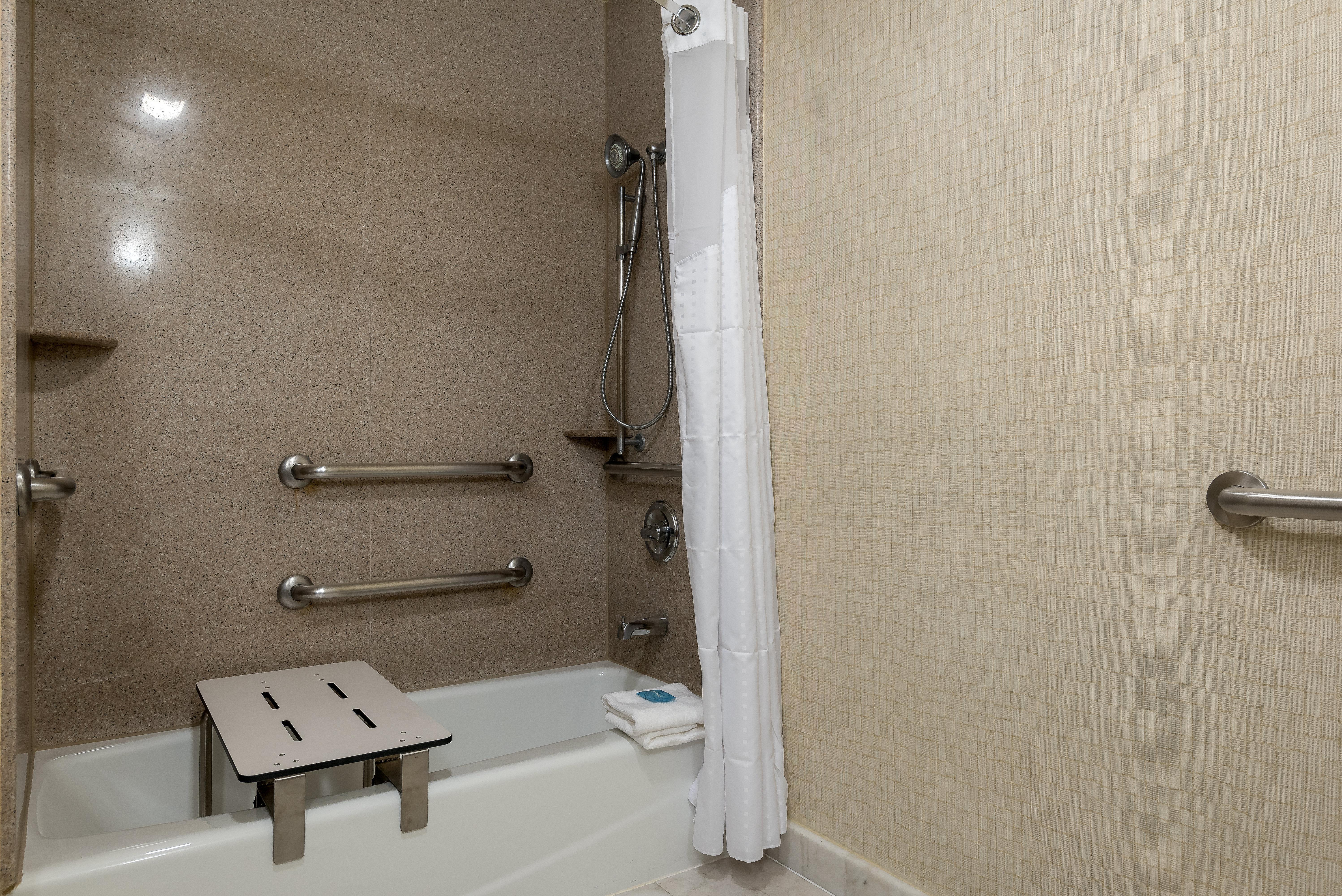 Express & Angeles Airport By Ihg Hotel 3*
