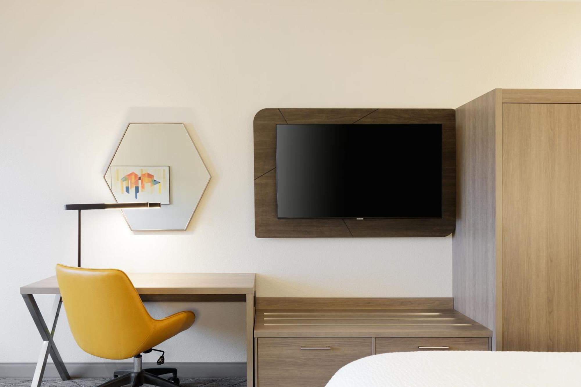 Hotel Express & Angeles Airport By Ihg