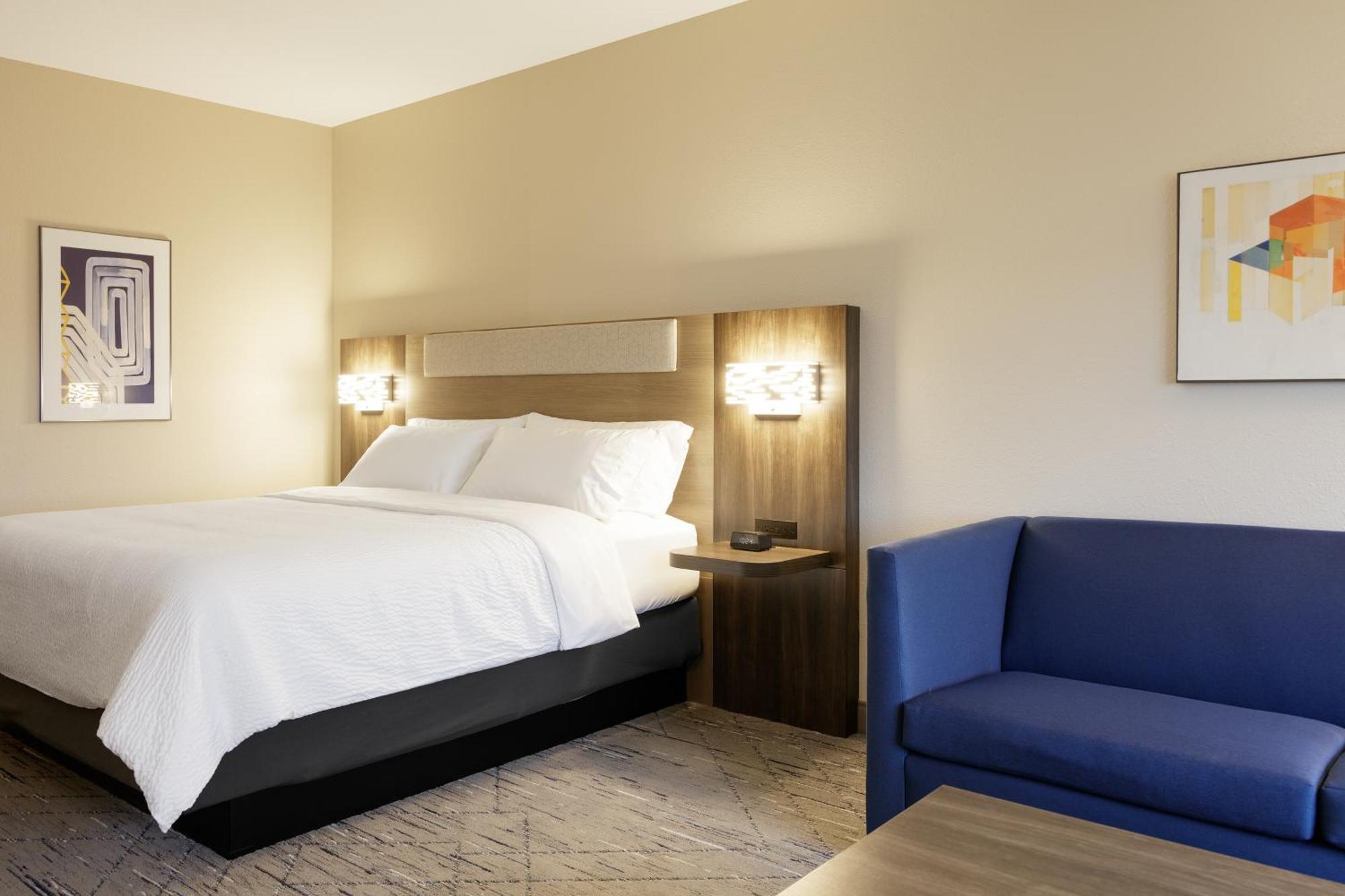 Hotel Express & Angeles Airport By Ihg 3*