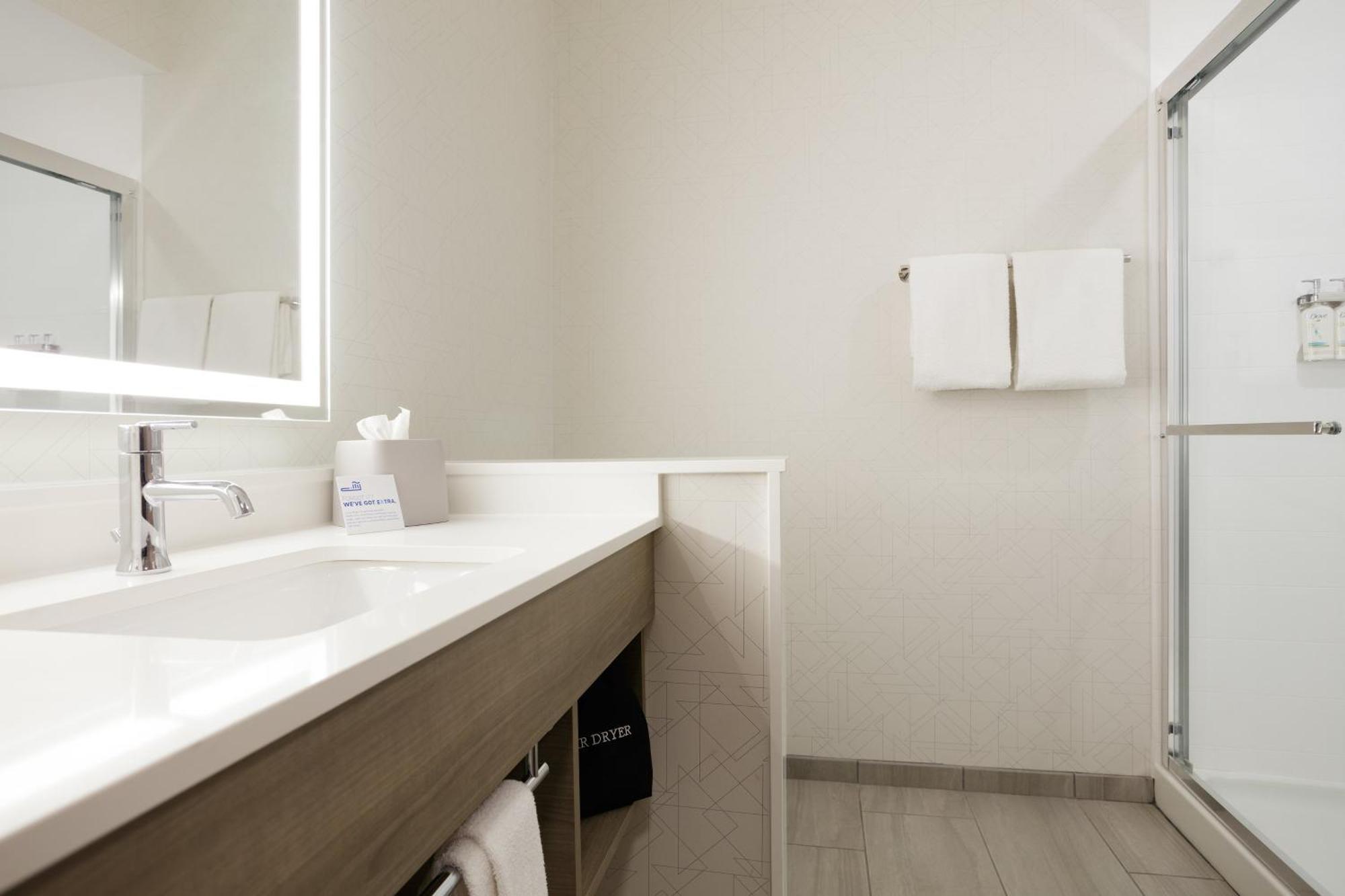 Express & Angeles Airport By Ihg Hotel