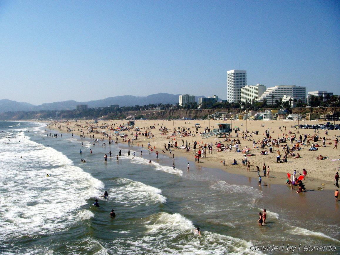 Express & Angeles Airport By Ihg Hotel 3*
