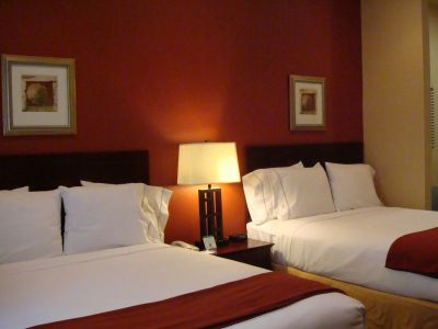 Express & Angeles Airport By Ihg Hotel 3*